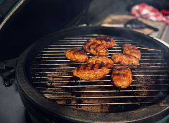 Kip kebab van de barbecue